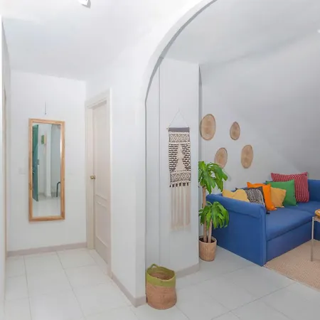 Picasso's Dream Cozy & Chic Attic Plaza Merced *